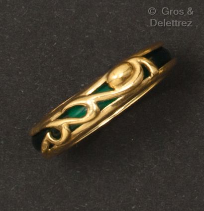 Yellow gold ring with vegetal motifs underlined...