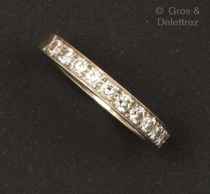 null Rhodium-plated white gold wedding band set with a line of brilliant-cut diamonds....
