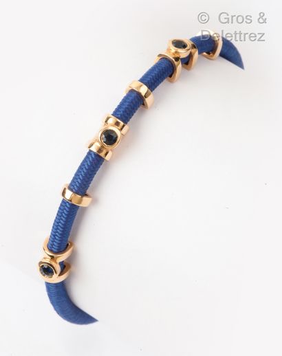 GALLAUD Bracelet « Destiny », composé d’un lien en passementerie bleu souligné d’éléments...