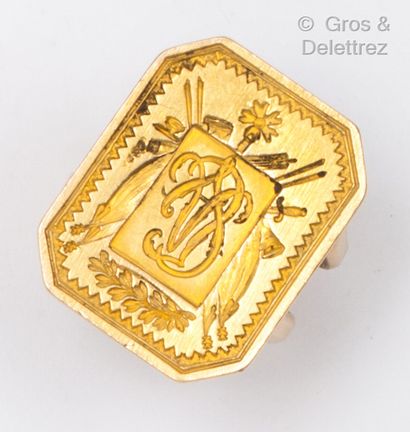 null Yellow gold "Seal" ring, the hexagonal design engraved with a coat of arms....