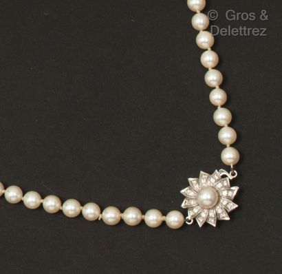 Necklace made of a row of cultured pearls,...