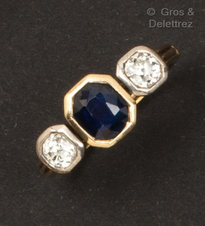 Yellow gold ring set with an octagonal sapphire...