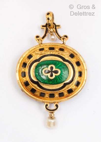 null Yellow gold pendant, decorated on both sides with a cameo representing a guardian...