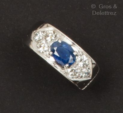 null White gold ring, set with an oval sapphire and brilliant-cut diamonds. Finger...