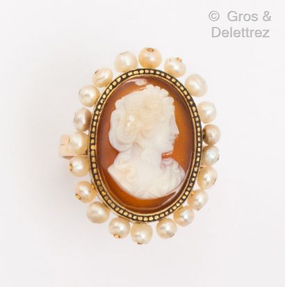 Yellow gold ring, set with a cameo on agate...