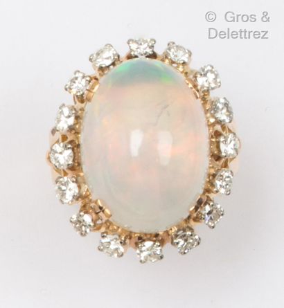 null Yellow gold ring, set with an opal in a circle of brilliant-cut diamonds. Weight...