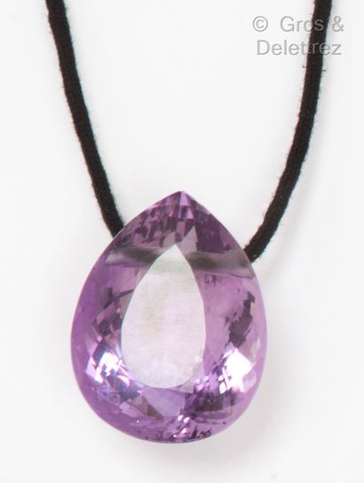 null Pendant composed of a pierced amethyst of facetted drop shape. Weight of the...