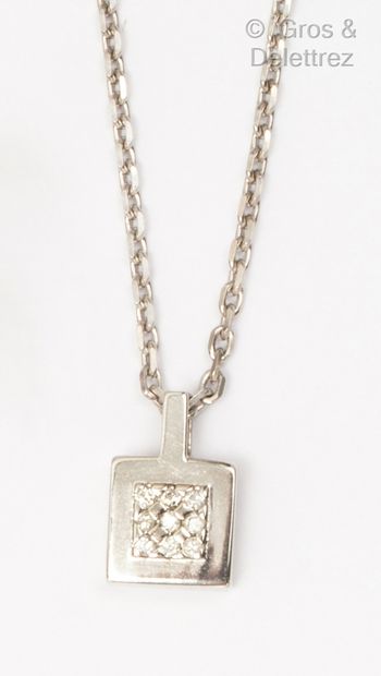 null Pendentif carré en or gris, orné d’un damier serti de diamants taillés en brillant....