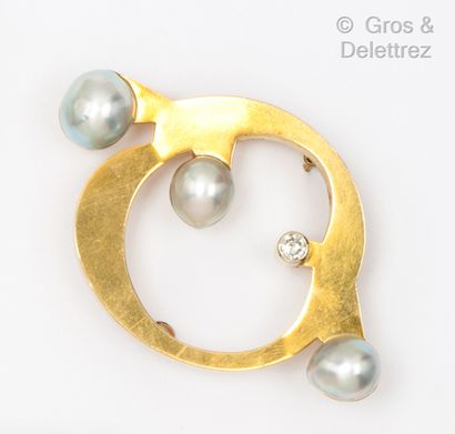 null Yellow gold brooch with three grey baroque pearls set with a brilliant-cut diamond....