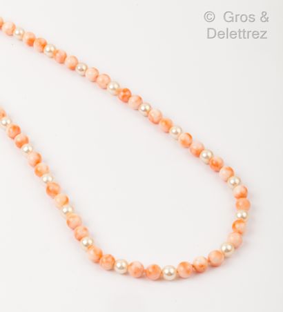null Lot of two necklaces of cultured pearls and coral beads. The clasps in silv...