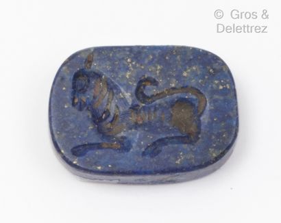 Intaille sur lapis-lazuli gravée d’un animal...