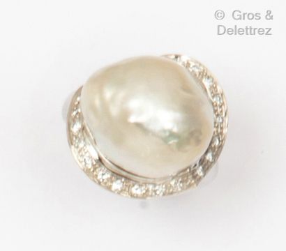 null A white gold ring set with a large baroque pearl in a setting of brilliant-cut...