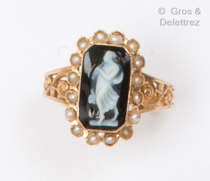Yellow gold ring with a cameo representing...