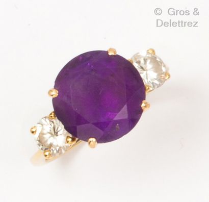 Yellow gold ring set with a violet stone...