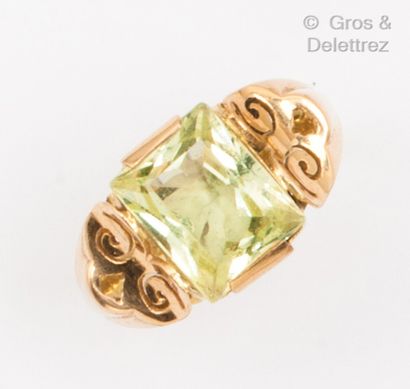 Yellow gold ring set with a green spinel...