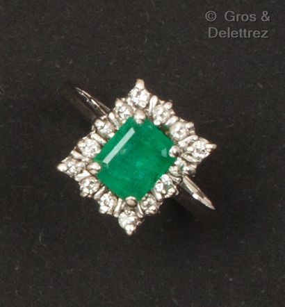null White gold ring, set with a rectangular step-cut emerald in a setting of brilliant-cut...