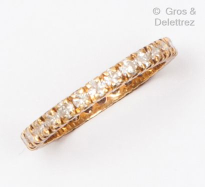 null Yellow gold wedding ring set with brilliant-cut diamonds. Finger size : 55....