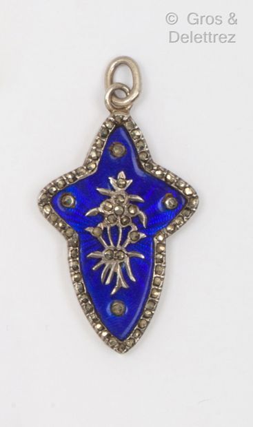  Pendant " Reliquary " in silver enamelled blue low size, surmounted by a bouquet...