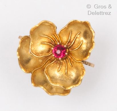Yellow gold ring styling a flower, the pistil...