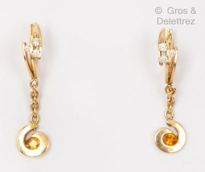 null Pair of yellow gold earrings, composed of brilliant-cut diamonds held by yellow...