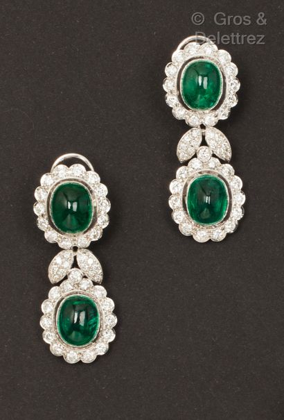null Pair of white gold earrings, each adorned with two cabochons of emeralds in...