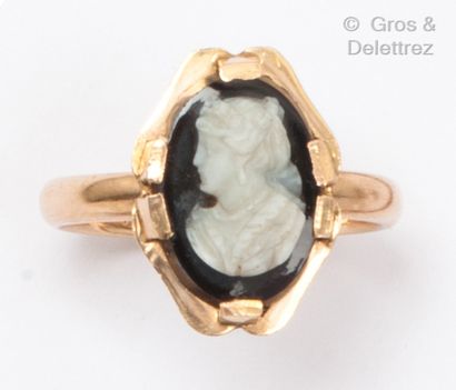 Yellow gold ring with a cameo on agate representing...