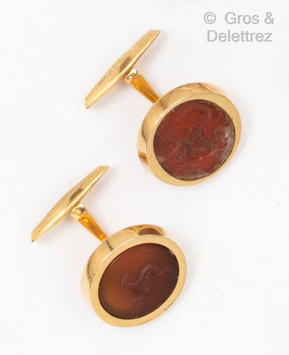 null Pair of yellow gold cufflinks, set with intaglio on carnelian, engraved for...