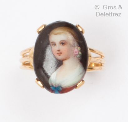 Yellow gold ring, decorated with a miniature...