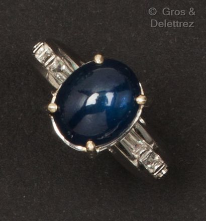 White gold ring, set with a sapphire cabochon...