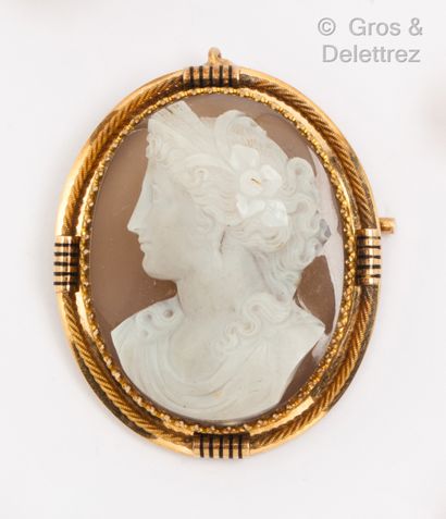 null A yellow gold brooch with a cameo on agate representing a female profile in...