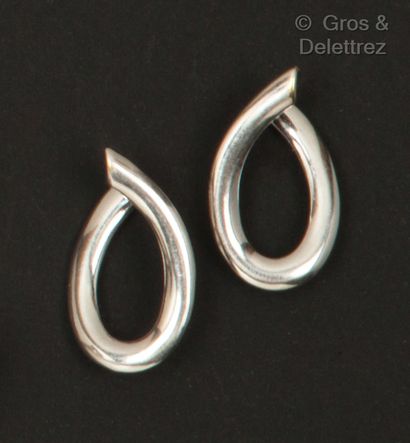 null Pair of oval creoles in white gold. Length : 2,6 cm. Gross weight : 4,2g.