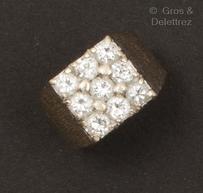 null Bague « Chevalière » en or gris strié, le méplat carré serti de diamants taillés...