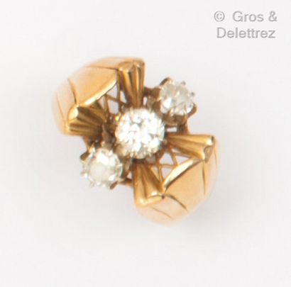 null Yellow gold and platinum ring, decorated with a knot and set with a brilliant-cut...