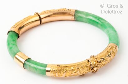 null Bracelet "Jonc" composed of jade and jadeite jades and plates carved with dragons....