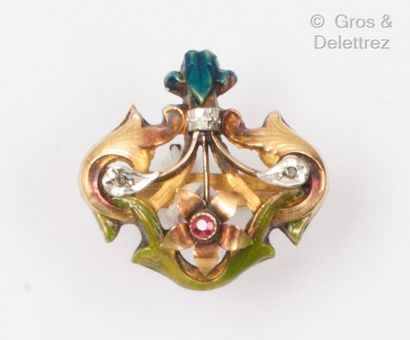 null Yellow gold ring, decorated with foliage in volute surmounted by an enamelled...