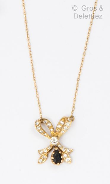 null Collier pendentif « Nœud » en or jaune, le motif entièrement serti de diamants...