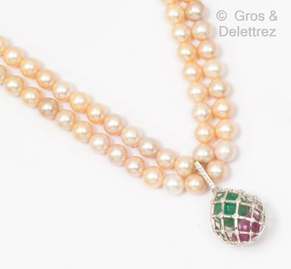  Collier composé de deux rangs de perles de culture d’eau douce, soutenant un pendentif...