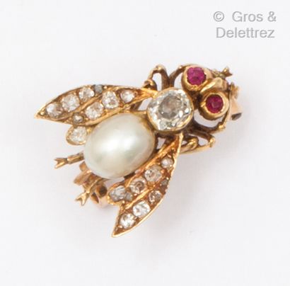 null Bee" brooch in yellow gold, set with a pearl and old-cut diamonds, the eyes...