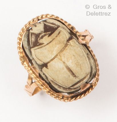 Yellow gold ring (9K), decorated with a double-faced...