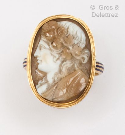 null Yellow gold ring, with a cameo on agate representing a crowned woman. The ring...