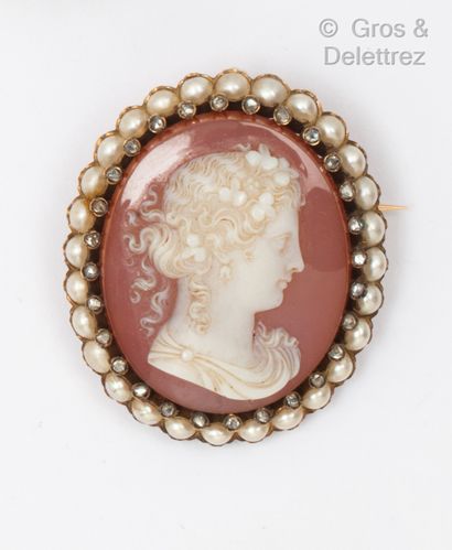 A yellow gold brooch with a cameo on agate...