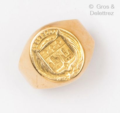 null Yellow gold "Chevalière" ring, engraved with a coat of arms topped by a count's...