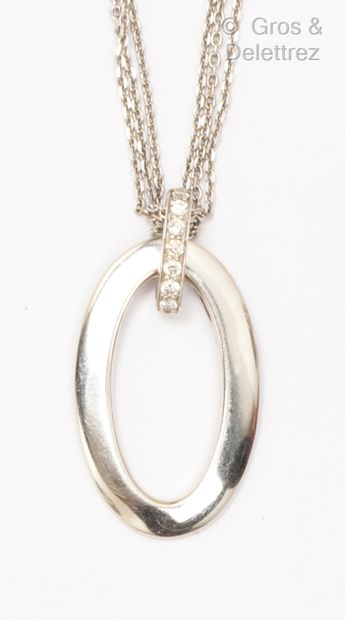 null Oval pendant in white gold, held by a set of brilliant-cut diamonds on a triple...