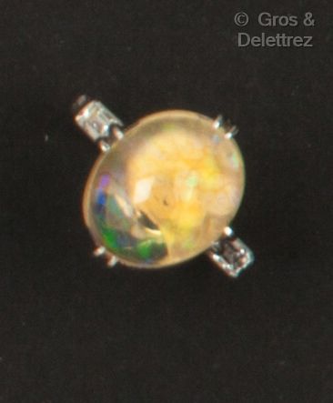 White gold ring, set with an opal cabochon...