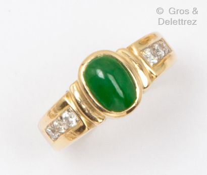 null Yellow gold ring, set with a cabochon of chrysoprase and brilliant-cut diamonds....