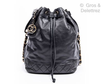 CHANEL Year 1991

Bag 25 cm in lambskin leather partially padded, closure by a sliding...