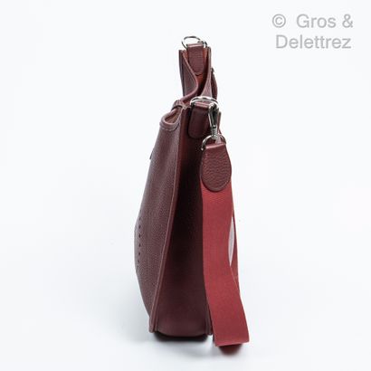 HERMÈS Paris made in France Year 2002

Bag " Evelyne " 29 cm in burgundy Togo leather,...