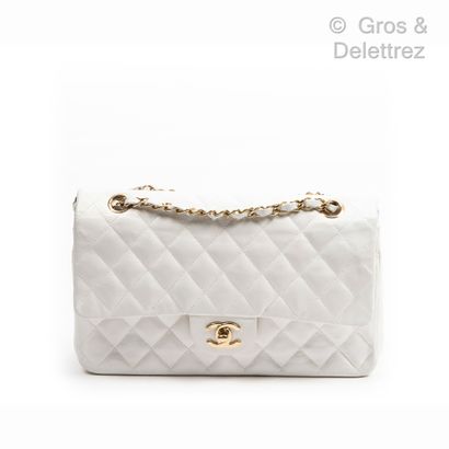 CHANEL Year 2004

Classic" bag 25 cm in white quilted lambskin leather, gold metal...