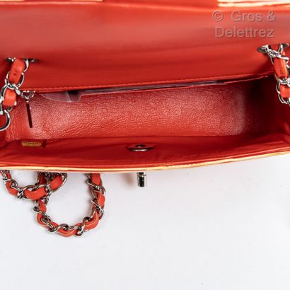 CHANEL Année 2014

Sac « Classique » 19 cm en cuir vernis à rayures oranges et beiges,...