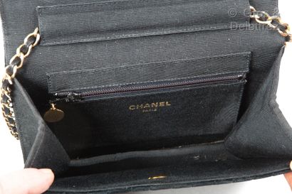 CHANEL Circa 1980

Black velvet 22 cm evening bag with geometrical stitching, snap...